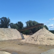 Piasek kruszywa ziemia przesiewana kompost żwir tłuczeń kliniec pospółka 