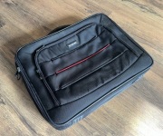 Torba na laptopa Tracer – Czarna – Liczne kieszenie – Pasek w zestawie