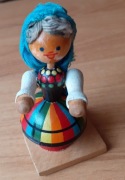 Laleczka drewniana w stroju ludowym i chustce_ zabawka PRL
