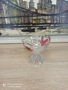 Kryształowa cukiernica na nodze z czerwonym zdobieniem