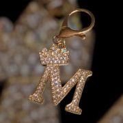 KREATYWNA ZŁOTA LITERA BRELOK ZAWIESZKA DO KLUCZY  Prezent na Dzień Mamy 