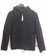 Klasyczna czarna kurtka z kapturem. Świetny skład: 60% wełna/40% wiskoza.