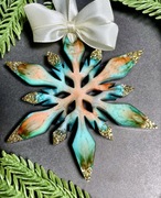 Zestaw 5 sztuk ręcznie wykonanych ozdób świątecznych z żywicy.