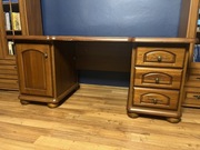 Biurko w kolorze brązowym