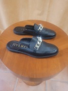 Klapki skórzane czarne Ryłko.