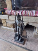 Zestaw  kominkowy. Rycerz z halabardą