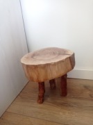 Stolik taboret z plastra drewna orzechowego 