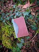 Skórzane etui na karty zielono brązowe