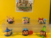 Kinder figurki cała seria ”Głowy dworu”(na kółkach) komp. kart.- 2004r