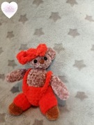 Miś w czerwonym ubranku zrobiony na szydełku