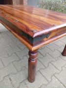 Stół z litego drewna z metalowymi okuciami 