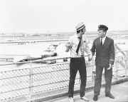 BOHDAN ŁAZUKA fotografia fotos film PRZYGODA Z PIOSENKĄ Bareja lotnisko KLM
