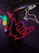 Spokojny Gest: Neon Znak Shaka na Twojej Ścianie 