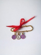 Zawieszka do wózka złota agrafka czerwona kokarda