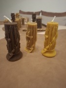 Świeczka z naturalnego wosku pszczelego wys 10,5 cm szerokość około  3,5 cm