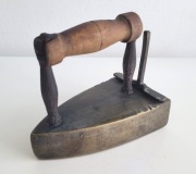 Stare mosiężne żelazko z duszą