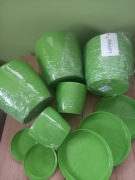 Zestaw 5 doniczek plastikowych z podstawkami