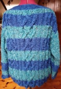 Niebieski sweter ręcznie robiony