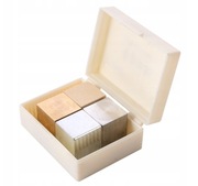 Blok naukowy z metalowymi kostkami