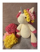 Pluszowy jednorożec na szydełku