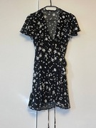 czarna sukienka mini ze wzorem w kwiaty Sinsay falbanki, wiązanie