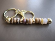 Brelok w zlotym kolorze z agatem "crazy agate" i kamieniem obrazkowym 
