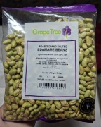 Prażone i solone fasolki edamame. Wegańska, białkowa, sojowa przekąska.