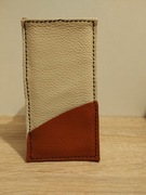 skórzane etui na telefon z dwoma slotami na kartę..