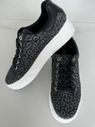 GUESS ciemnoszare sneakersy trampki na białej podeszwie 