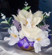 Ręcznie robiony stroik na grób z kwiatem magnolii