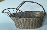 Metalowy koszyk na wino – pleciony uchwyt, dekoracyjny, vintage