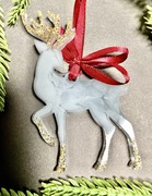 Zestaw 4 sztuk ręcznie wykonanych ozdób świątecznych z żywicy.