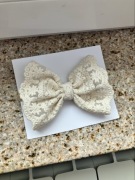 Opaska bezuciskowa kokardka koronkowa beżowa sesja chrzest roczek urodziny