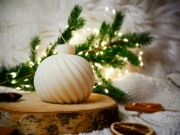 ŚWIECA SOJOWA  DEKORACYJNA BOMBKA RYFLOWANA ŚWIĘTA BOŻENARODZENIE 1SZT