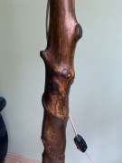 Stara stylowa drewniana lampa stojąca z pnia drzewa - boho