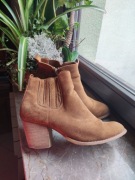 beżowe zamszowe botki na słupku kowbojki sztyblety półbuty camel półbuty 