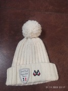 Biała sportowa czapka  z pomponem