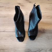 Buty z cholewką i zamkiem  na obcasie rozmiar 38 RESERVED