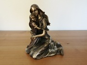 figurka klęcząca kobieta przytulająca dziewczynkę 19 cm odlew żywica