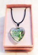 Naszyjnik serce z żywicy na rzemyku prezent