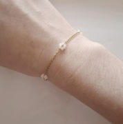 Bransoletka handmade stokrotki na złotym łańcuszku na co dzień delikatna
