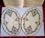 Dwie ręcznie haftowane krzyżykami serwetki owalne