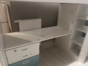 Łóżko piętrowe z biurkiem i szafą Ikea.