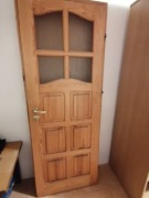 Drzwi wewnętrzne, sosnowe, z futrynami i obitkami, z klamką i zamkami