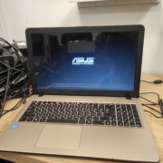 ASUS R540S, 256GB, nie działa bez ładowarki, ładowarka w zestawie