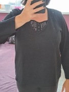 Czarny sweter z cekinami