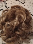 Przypinka ze sztucznych włosów 