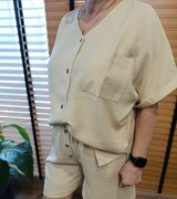 Jasnobeżowy letni komplet damski z rozpinaną bluzką