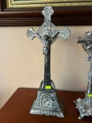 Stylowy Krzyż Stojący – Krucyfiks z Bogatą Symboliką (Srebrzony/Metal)