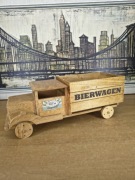 Drewniany samochód „BIERWAGEN” – stylowy gadżet do przewozu piwa